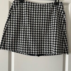 CAbi Black and White Houndstooth Skort. #4768